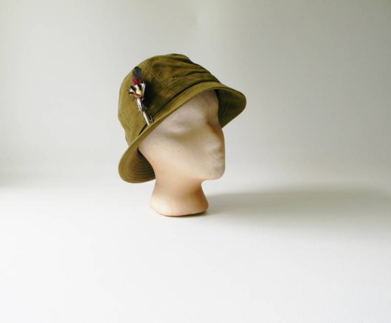 Vintage Olive Grün Filz Fedora Mit Feder von TheWaffleCone