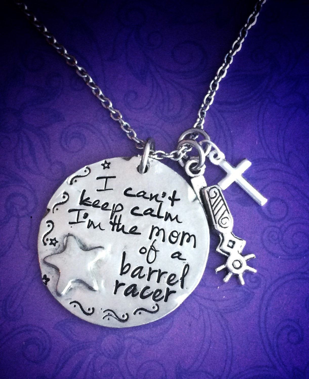 Hand Gestempelt Pewter Barrel Racing Mom Halskette Sporn & Kreuz Anhänger Hand Gestempelt Pewter Barrel Racing Mom Halskette Sporn & Kreuz Anhänger von TheWagTaggery