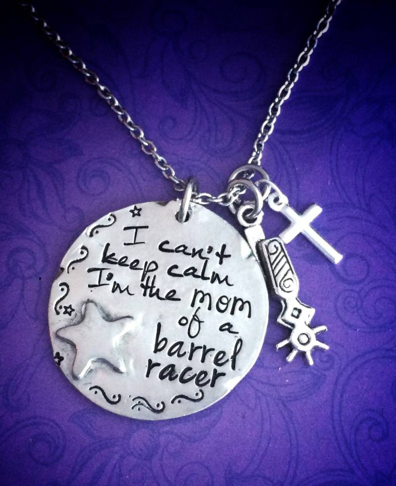 Hand Gestempelt Pewter Barrel Racing Mom Halskette Sporn & Kreuz Anhänger von TheWagTaggery