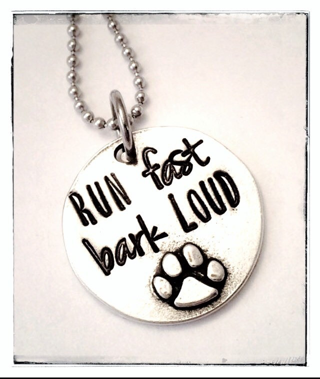 Handgestempelte Pewter Pfotenabdruck Halskette Flyball Agility Dog Handgestempelte Pewter Pfotenabdruck Halskette Flyball Agility Dog von TheWagTaggery