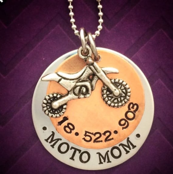 Handgestempelte Und Personalisierte Moto Mom Halskette - Motocross Mx Dirt Bike Fahrernummer Handgestempelte Und Personalisierte Moto Mom Halskette - Motocross Mx Dirt Bike Fahrernummer von TheWagTaggery