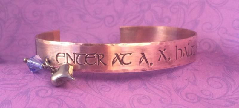 Handgestempeltes Kupfer Armspange - Dressur Pferd Reiter Enter At A, X, Halt, Salute Handgestempeltes Kupfer Armspange - Dressur Pferd Reiter Enter At A, X, Halt, Salute von TheWagTaggery