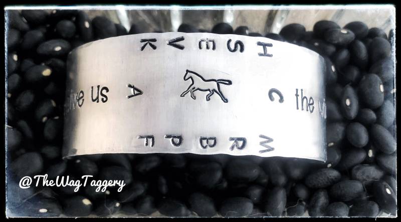 Handgestempeltes Pferde-Armband - Dressur Viereck Pferde Geben Uns Die Flügel, Fehlen Handgestempeltes Pferde-Armband - Dressur Viereck Pferde Geben Uns Die Flügel, Fehlen von TheWagTaggery