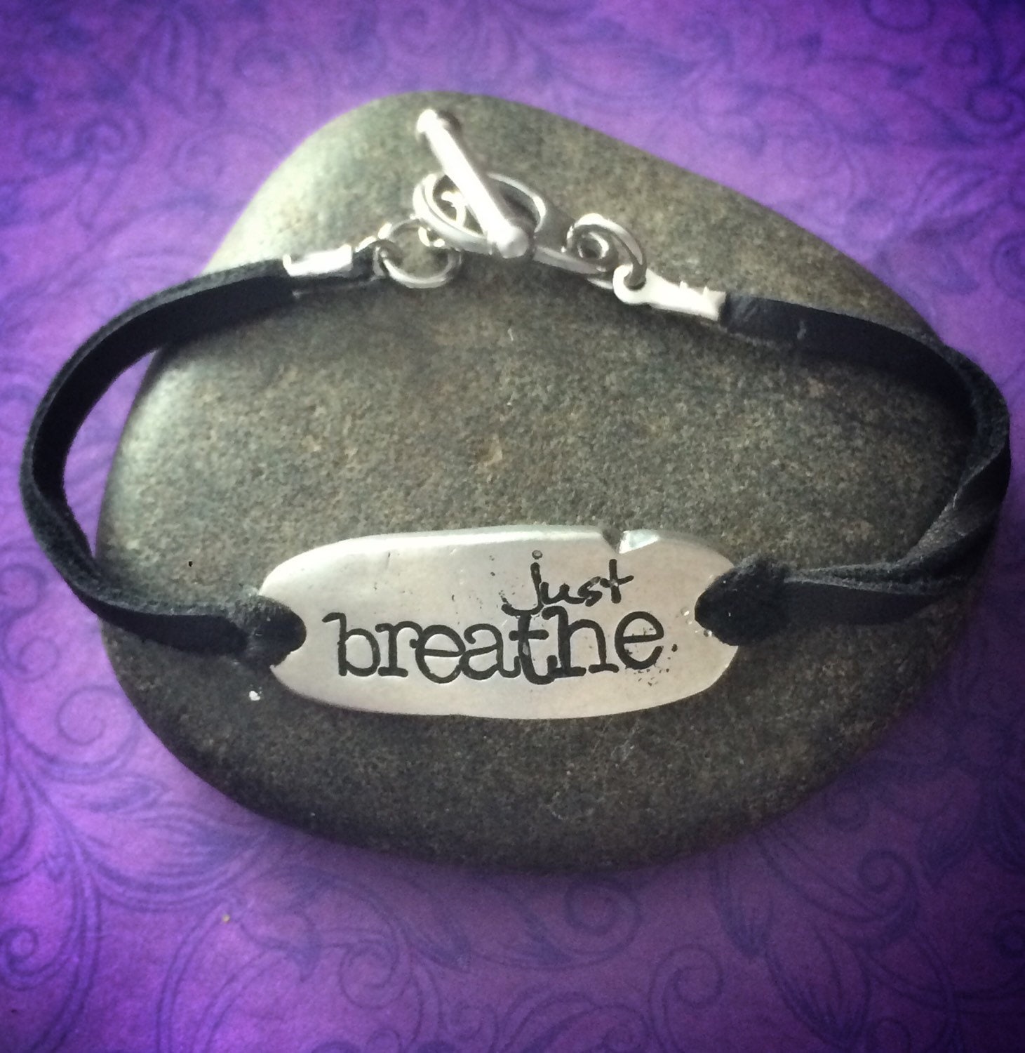 Handgestempeltes Zinn-Armband "Just Breathe' Lederschmuck Handgestempeltes Zinn-Armband "Just Breathe' Lederschmuck von TheWagTaggery