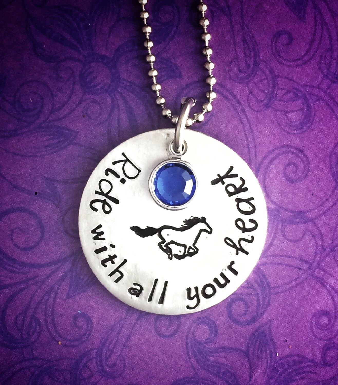 Handgestempelte Pferdehalskette "Ride With All Your Heart' - Reitergeschenk Handgestempelte Pferdehalskette "Ride With All Your Heart' - Reitergeschenk von TheWagTaggery