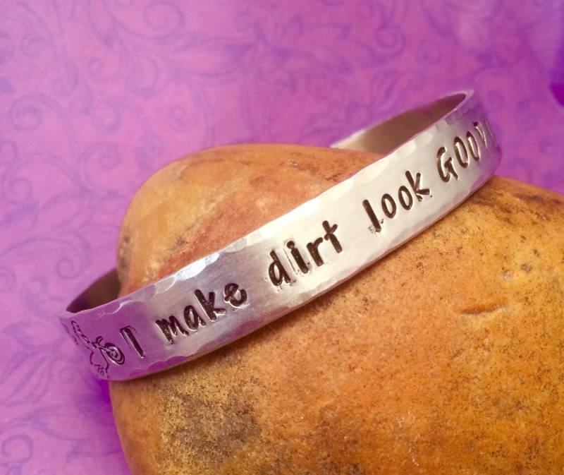 Motocross Manschettenarmband "I Make Dirt Look Good" Aluminium Schmuck Motocross Manschettenarmband "I Make Dirt Look Good" Aluminium Schmuck von TheWagTaggery