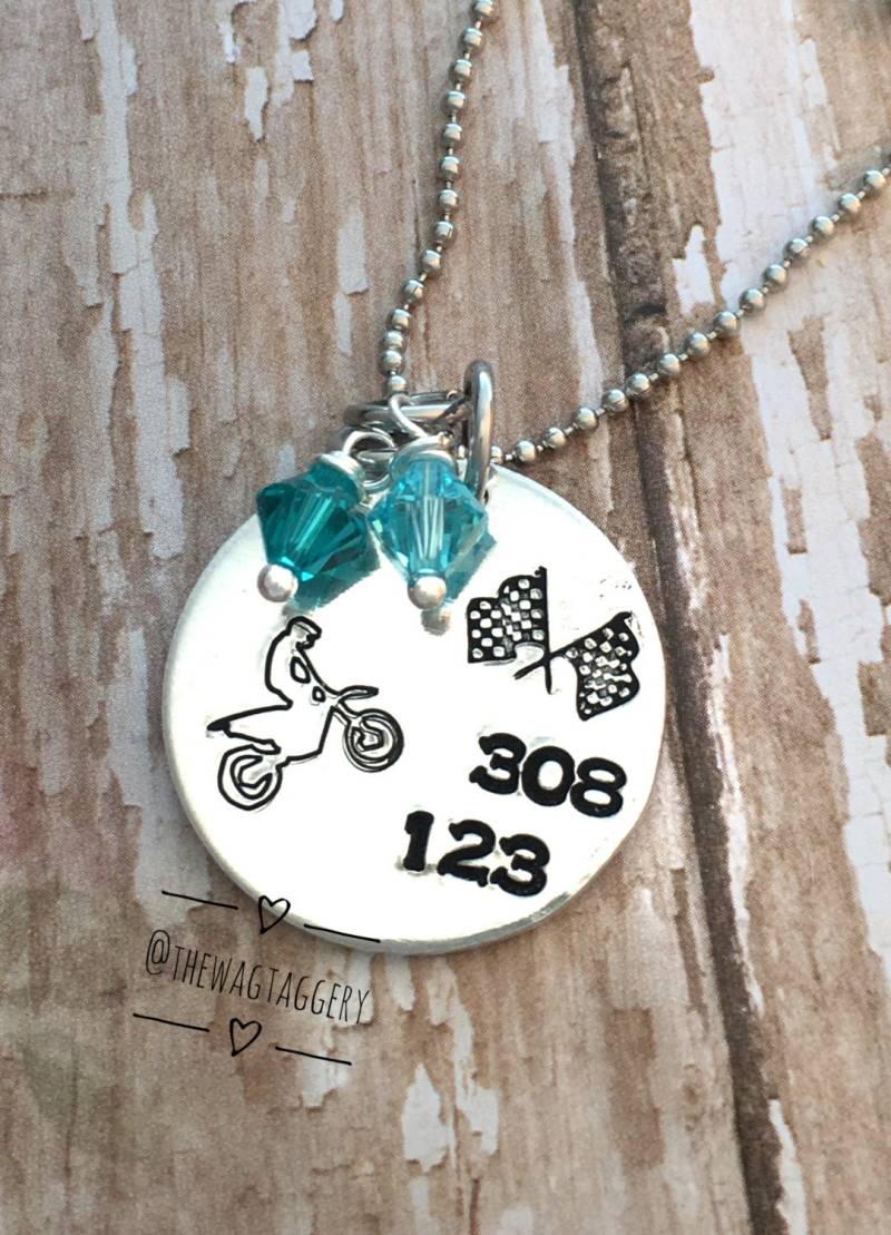 Personalisierte Motocross Halskette Handgestempelter Reiter Schmuck Personalisierte Motocross Halskette Handgestempelter Reiter Schmuck von TheWagTaggery