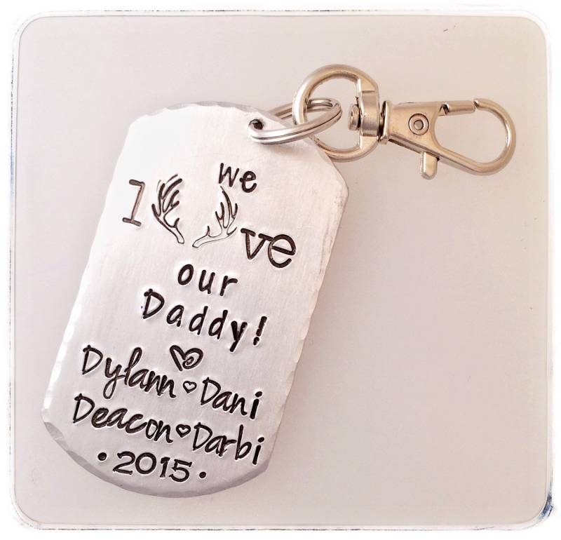 Personalisierte Jagd Dad Keychain Hand Gestempelt Aluminium Geweih Tag Personalisierte Jagd Dad Keychain Hand Gestempelt Aluminium Geweih Tag von TheWagTaggery