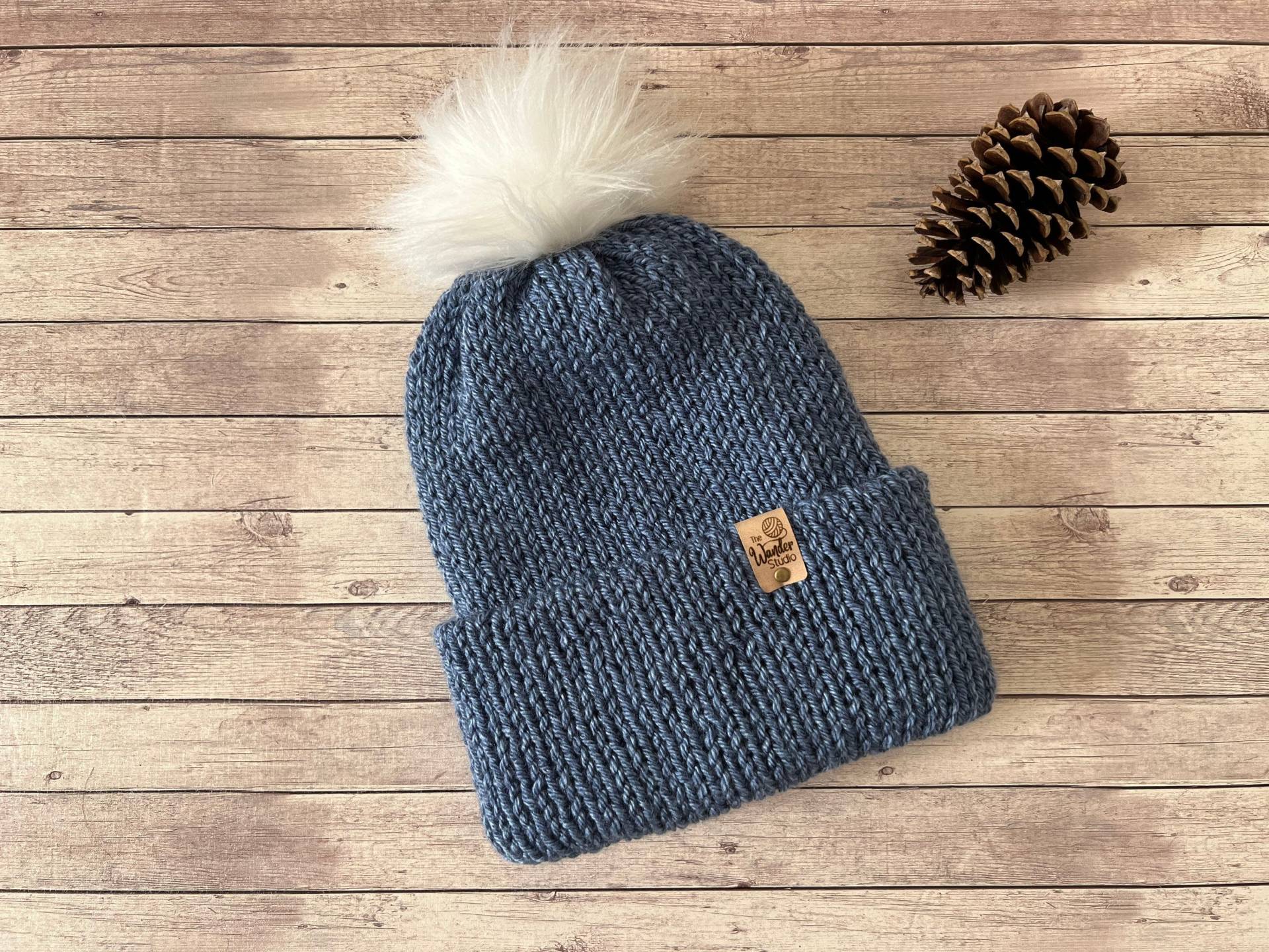Doppelschicht Blauer Hut Mit Pelz Pom - Perfekt Für Herbst Und Winter von TheWanderStudio