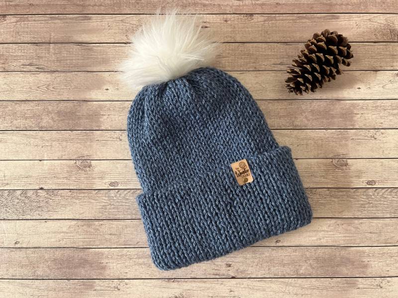 Doppelschicht Blauer Hut Mit Pelz Pom - Perfekt Für Herbst Und Winter von TheWanderStudio