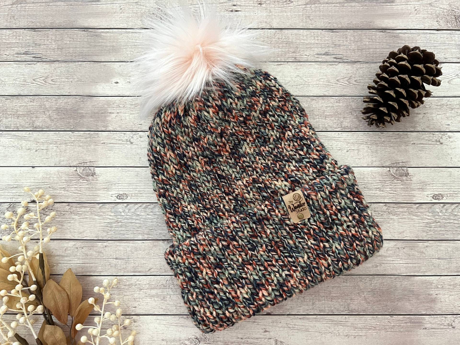 Gestrickte Double Layer Pom Mütze | Handgestrickte Pelz Mützen Für Frauen von TheWanderStudio