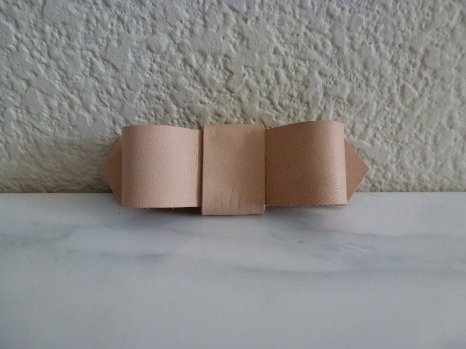 Bow-Pin - Gemüse Gebräunte Tooling Leder von TheWares