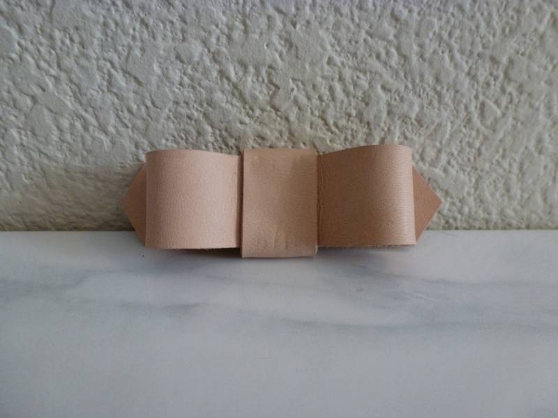 Bow-Pin - Gemüse Gebräunte Tooling Leder von TheWares