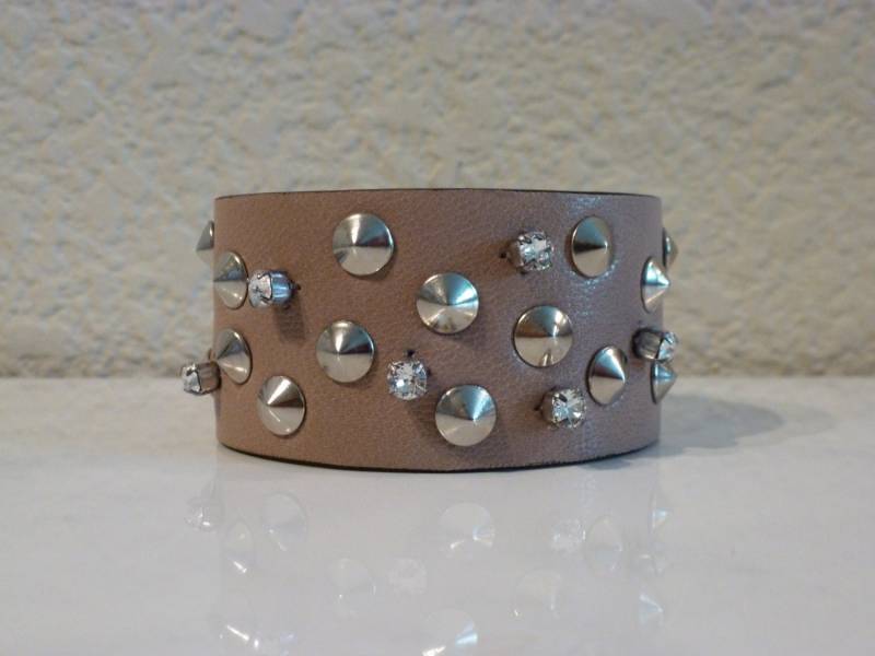 Funkeln Und Kone Von Niet Stollen Manschette - Beige Pebble Grain Leder von TheWares