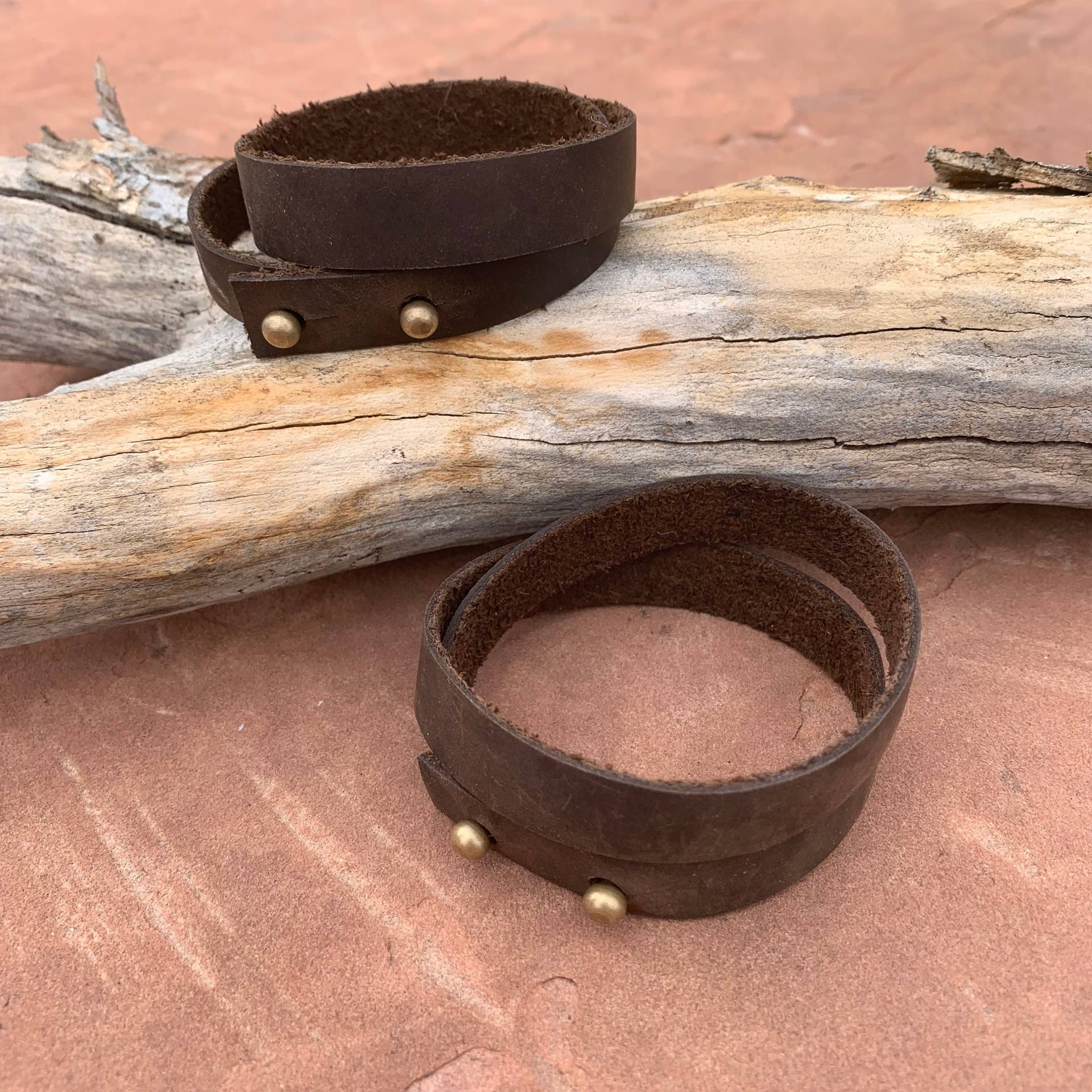 Doppel-Wrap Öl Gegerbtem Leder-Armband Doppel-Wrap Öl Gegerbtem Leder-Armband von TheWasatchWorkshop