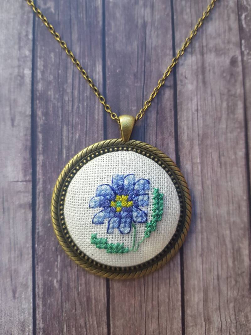 Handgemachte Gänseblümchen Kreuzstich Kette Handgemachter Schmuck von TheWattleAndBloom