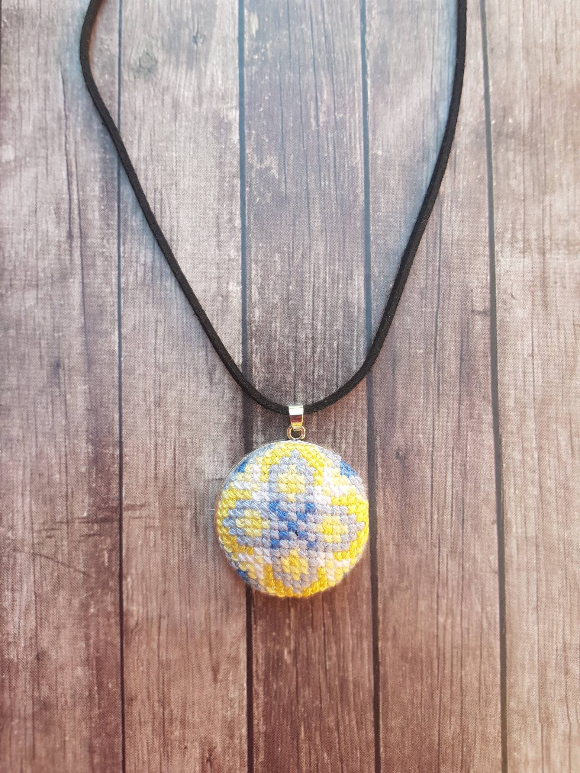 Handgemachte Kreuzstich-Halskette Gelb-Blauer Anhänger, Antiksilber von TheWattleAndBloom