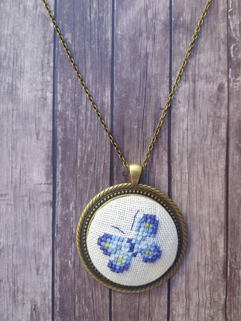 Kreuzstich Schmetterling Anhänger Handgemachte Bestickte Halskette Kreuzstich Schmetterling Anhänger Handgemachte Bestickte Halskette von TheWattleAndBloom