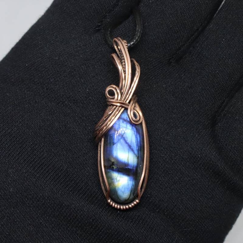 Hellblauer Labradorit Ovaler Anhänger in Oxidiertem Reinem Kupfer von TheWeaselMoonShop