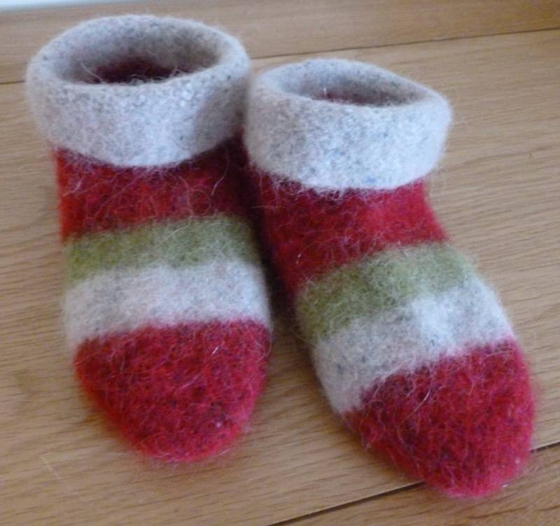 Gefilzte Wollhausschuhe, Weich, Gefilzt, Rutschfest, Handgestrickt, Grün, Rot, Grau, 18 cm Lang, 8 Hoch, Unikat Gefilzte Wollhausschuhe, Weich, Gefilzt, Rutschfest, Handgestrickt, Grün, Rot, Grau, 18 cm Lang, 8 Hoch, Unikat von TheWeeWindow