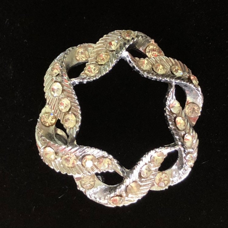 Glitzernde Vintage Band Kranz Brosche - Silber-Ton Und Strassband Pin von TheWickedGarden