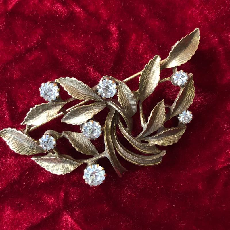 Goldette Strass Florale Blätter Brosche Antik Bronze Gold-Ton 1950Er Jahre Vintage Anstecknadel von TheWickedGarden