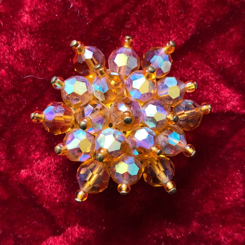Große Mid-Century Champagner Aurora Borealis Kristall Perlen Brosche - Runde Elfenbein Irisierende Form Pin von TheWickedGarden