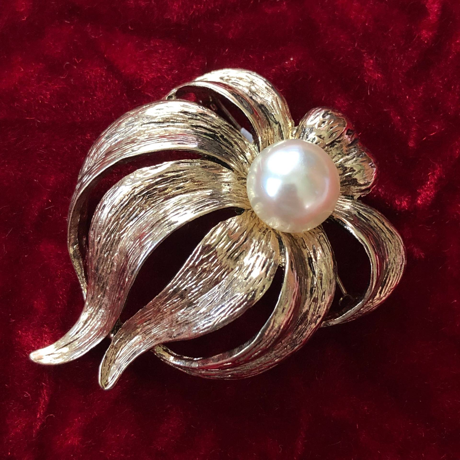 Große Vintage Goldfarbene Faux Pearl Coneflower Brosche - Mid-Century Dahlien Pin von TheWickedGarden