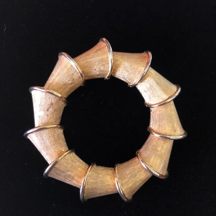 Große Vintage Kranz Brosche - Goldfarbener Mcm Circle Pin von TheWickedGarden