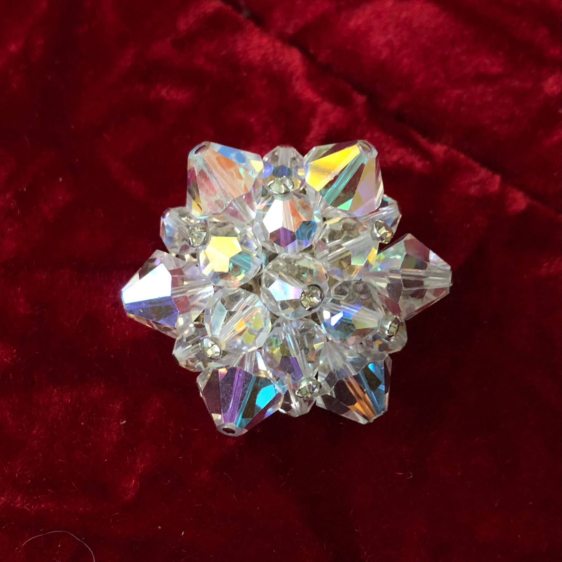 Kleine Mid-Century Aurora Borealis Kristall Perlen Brosche - Runde Form Fee Prinzessin Pin von TheWickedGarden