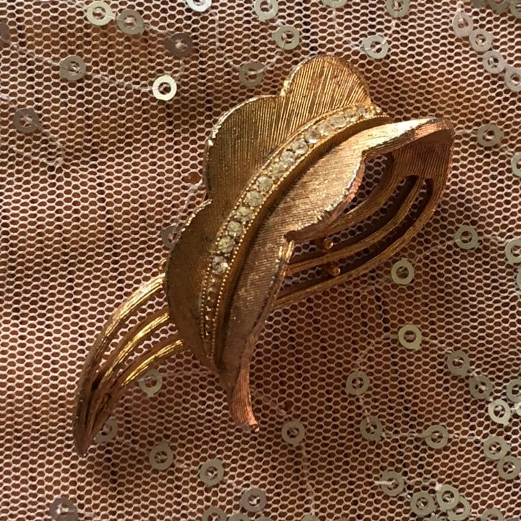 Mid Century Abstrakte Florale Elefant Ohr Strass Brosche - Goldfarbene Feder von TheWickedGarden