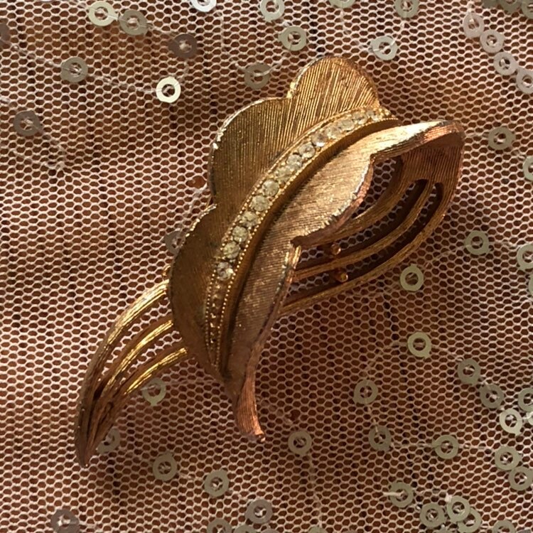 Mid Century Abstrakte Florale Elefant Ohr Strass Brosche - Goldfarbene Feder von TheWickedGarden