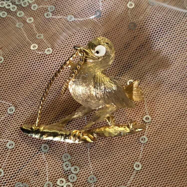 Mjenterprises Frühaufsteher-Vintage Brosche - Animierter Vogel Mit Wurm Anstecknadel von TheWickedGarden