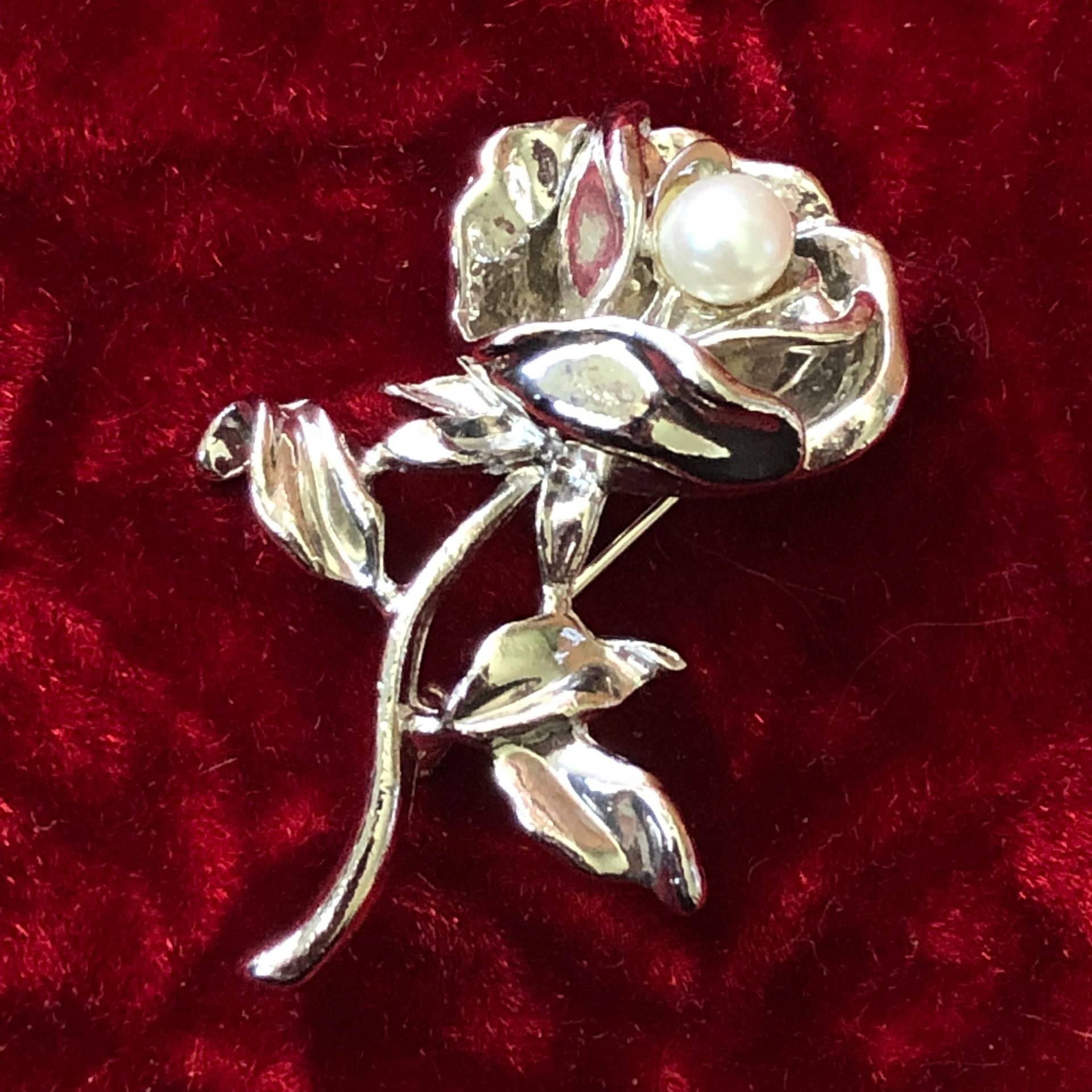 Vintage 1950Er Goldfarbene Rose Brosche Mit Kunstperlen Akzent von TheWickedGarden