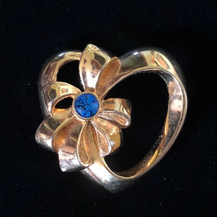 Vintage 1990Er Jahre Signierte Avon Herz Brosche Mit Schleife Und Faux Saphir von TheWickedGarden