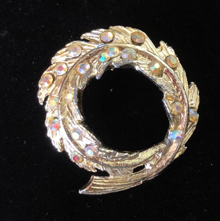 Vintage 50Er Aurora Borealis Kranz Brosche - Feder Ring von TheWickedGarden