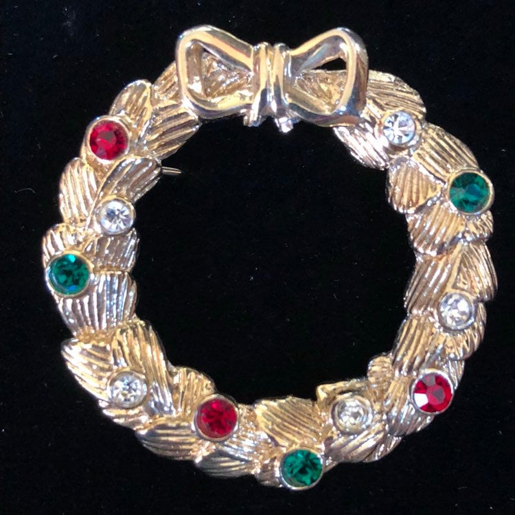 Vintage Goldfarbene Strass Weihnachtskranz Brosche - Holiday Pin von TheWickedGarden