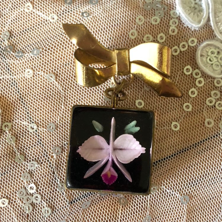 Vintage Lucite Geschnitzte Brosche - Rückseitig Bemalte Anstecknadel von TheWickedGarden