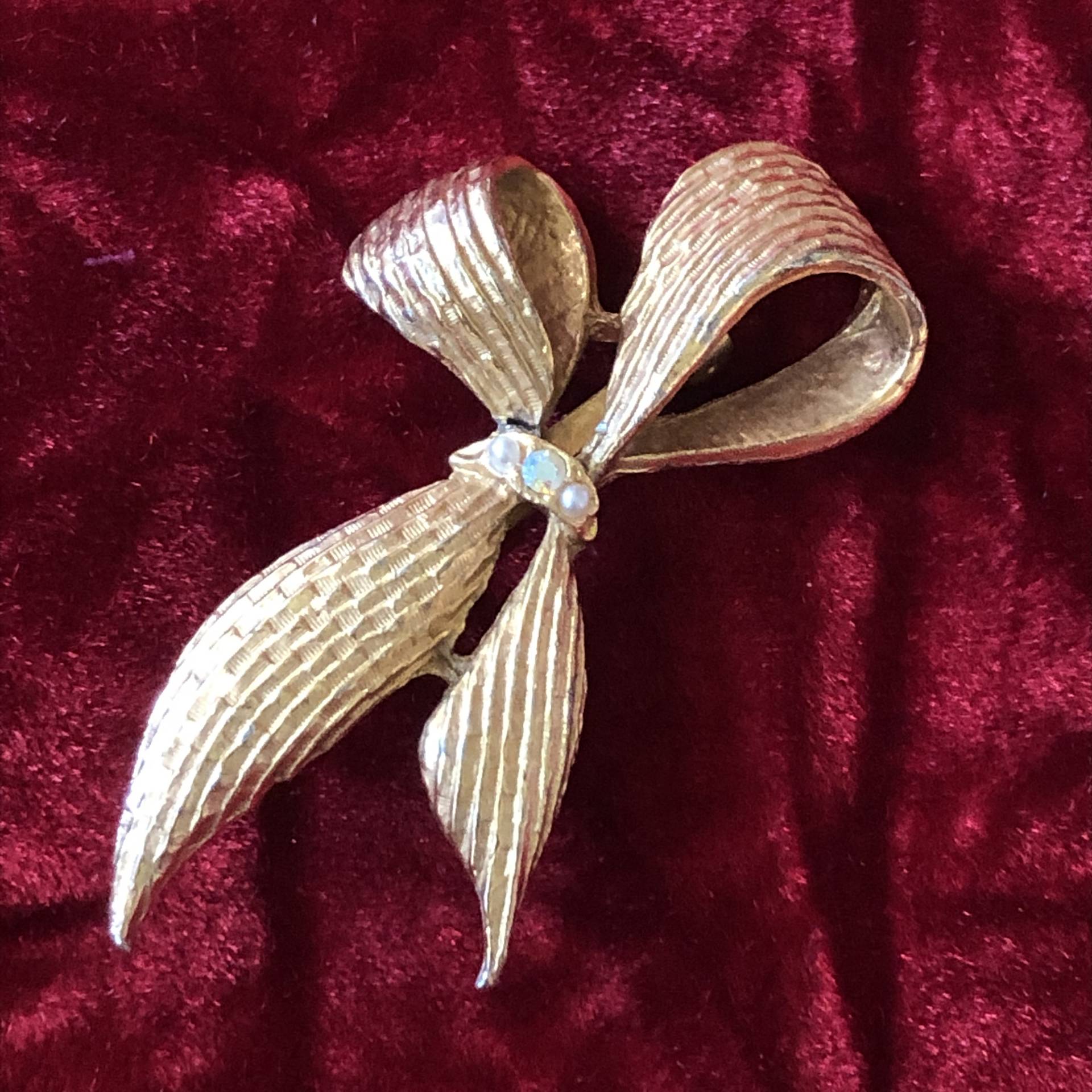 Vintage Mid-Century Strukturierte Gold-Ton Schleife Brosche - Aurora Borealis Strass Pin von TheWickedGarden