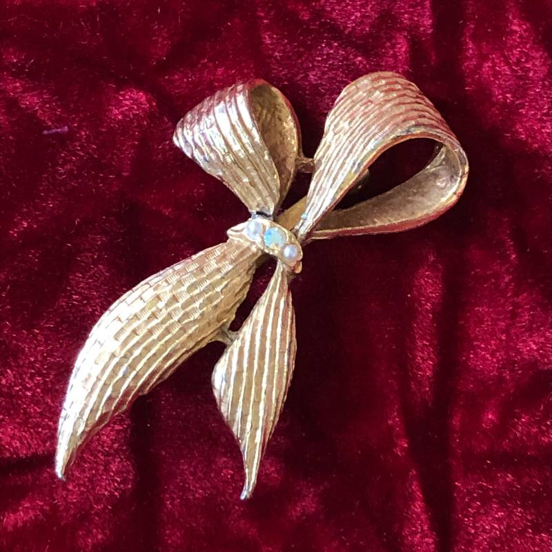 Vintage Mid-Century Strukturierte Gold-Ton Schleife Brosche - Aurora Borealis Strass Pin von TheWickedGarden