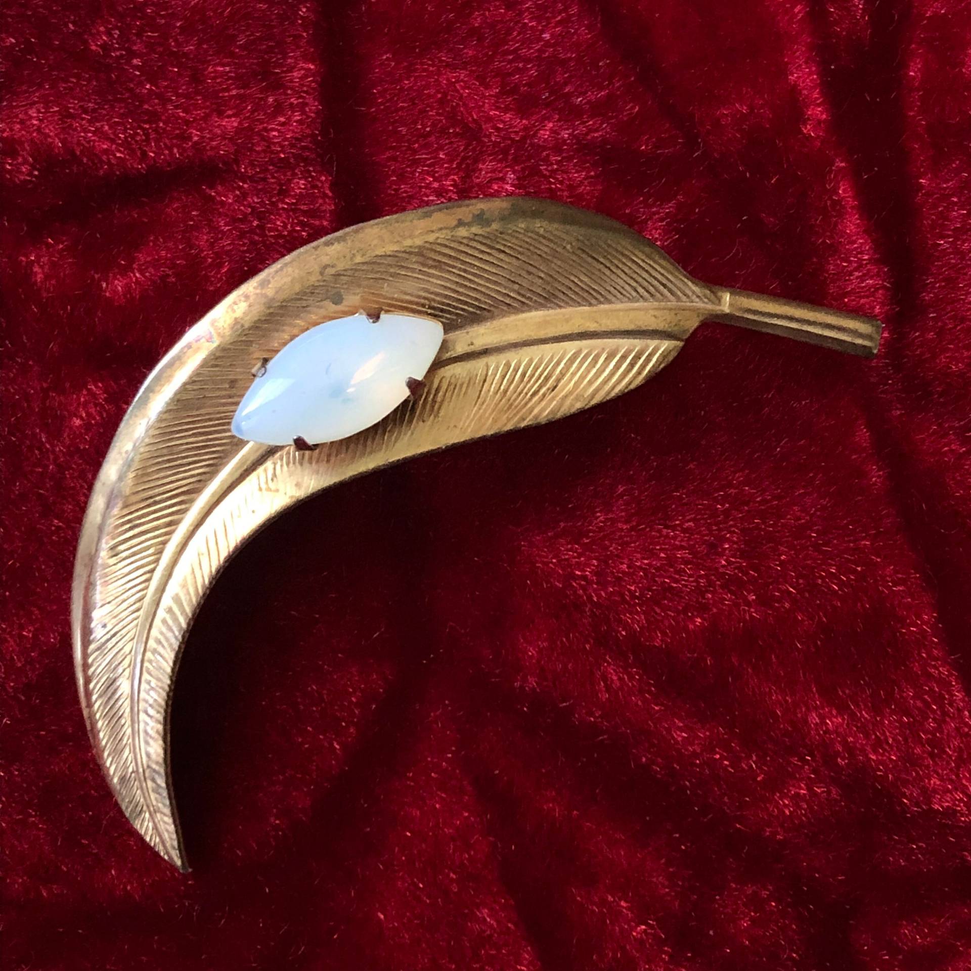 Vintage Opalescent Glas Gold-Ton Blatt Brosche - Dragon Es Breath Accent Pin von TheWickedGarden