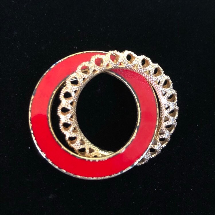 Vintage Rote Emaille Und Gelochte Metall Twin Corcle Brosche - Mcm Gold Ton Pin von TheWickedGarden