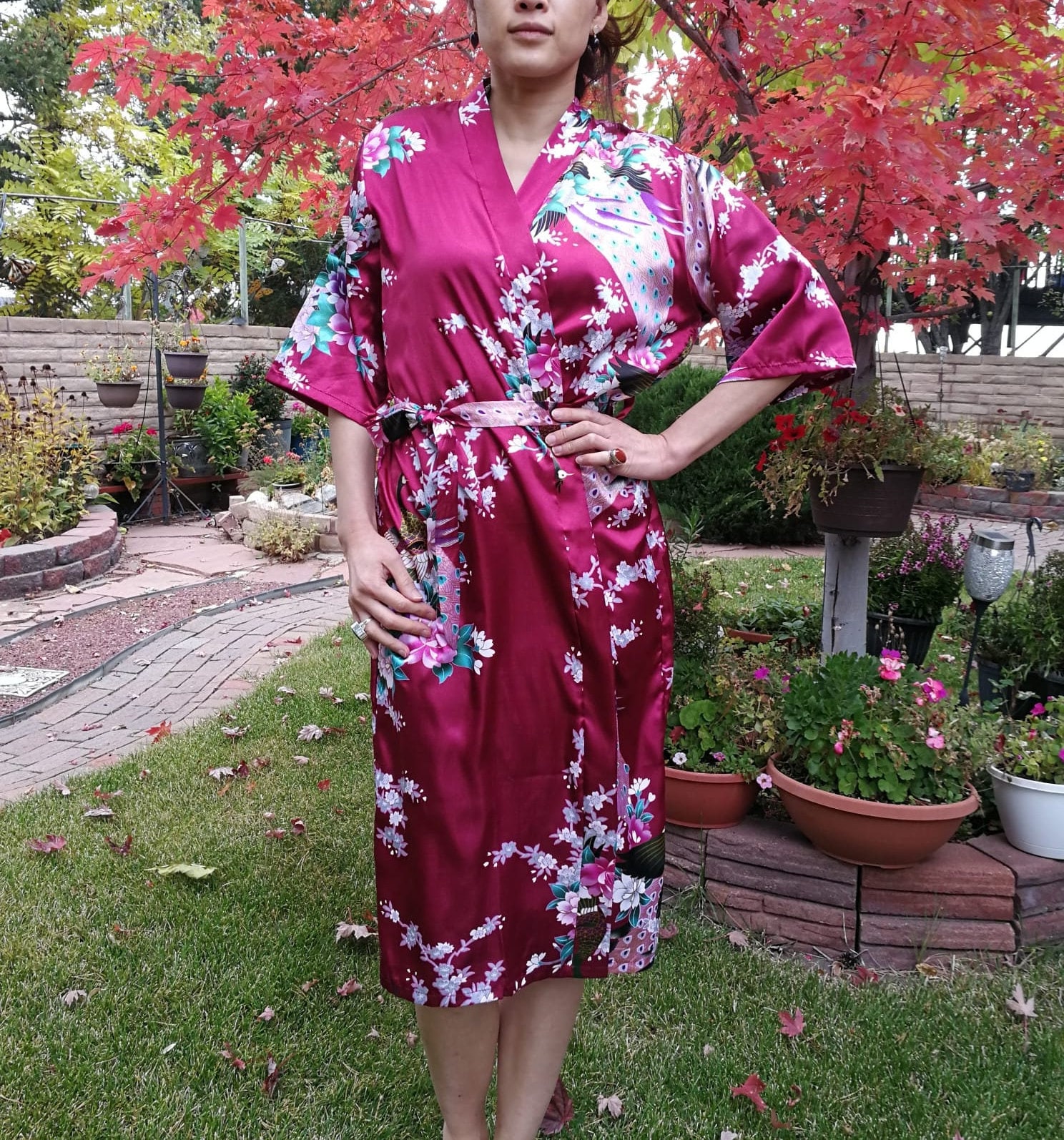 Elegante Kimono Robe - Hochzeit Braut Floral Mit Tropical Peacock & Blumenblüten Langes Nachthemd Kleid von TheWickedLotus