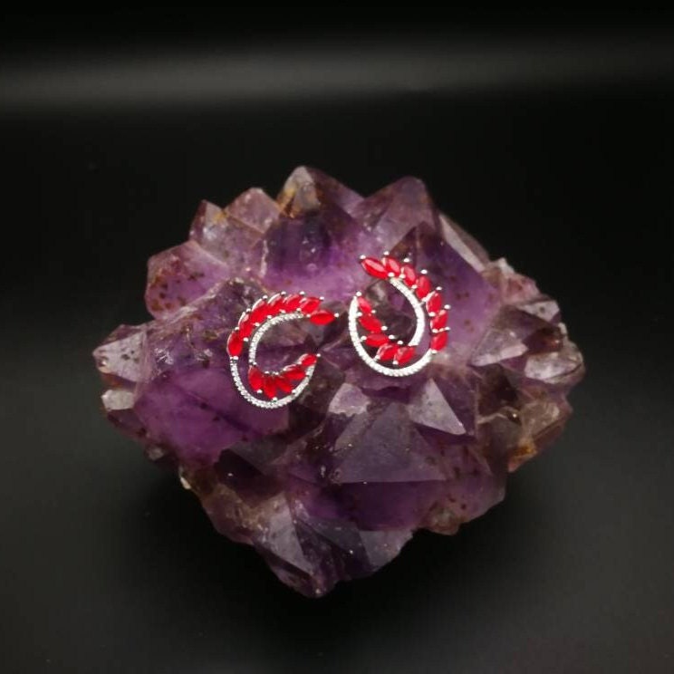 Tiefrote Herbst Blatt Blumen Ohrstecker - Silber Kristall Minimalist Schmuck, Perfektes Geschenk Für Sie von TheWickedLotus