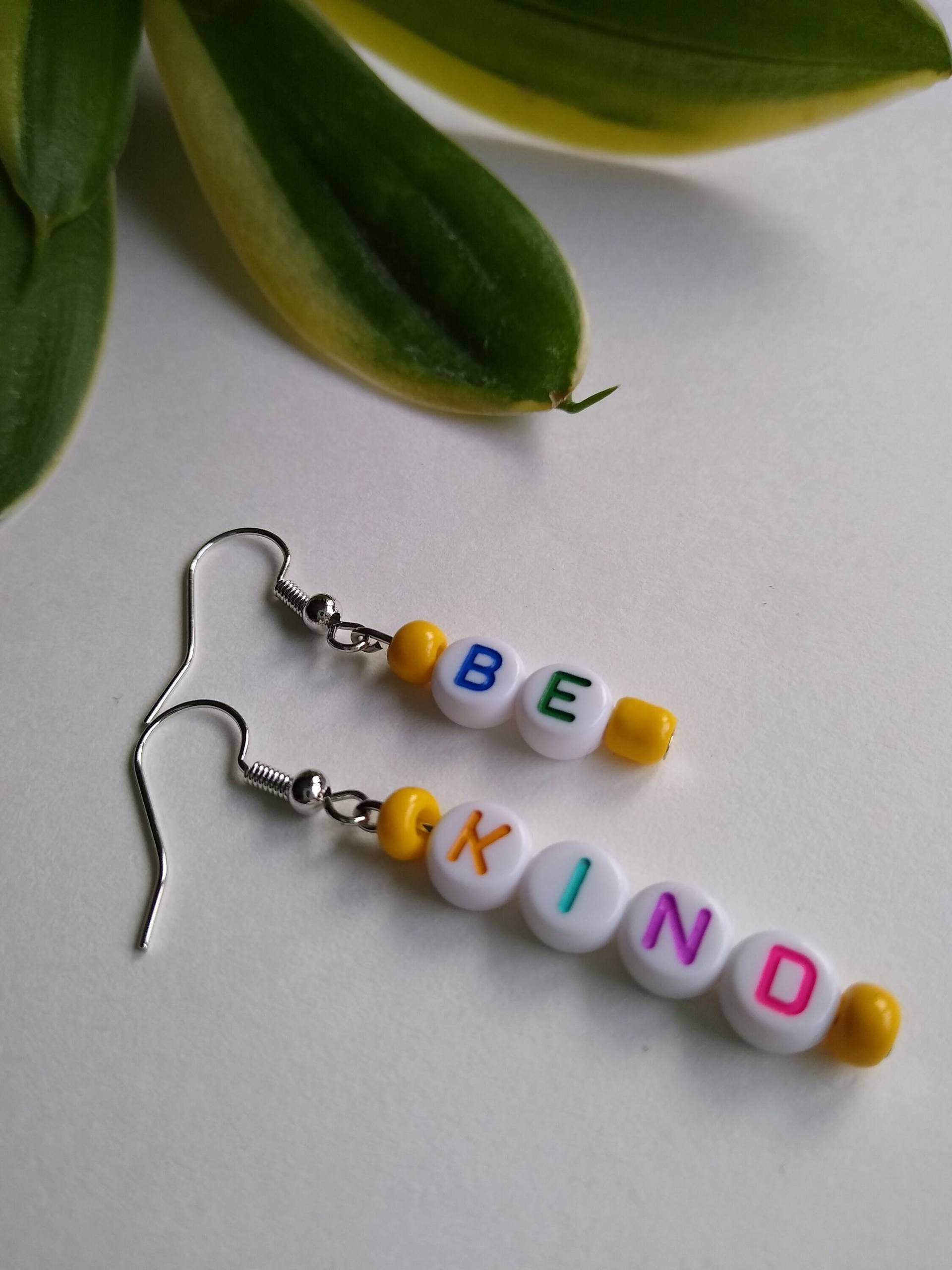 Be Kind Buchstabe Ohrringe Be Kind Buchstabe Ohrringe von TheWildEarring