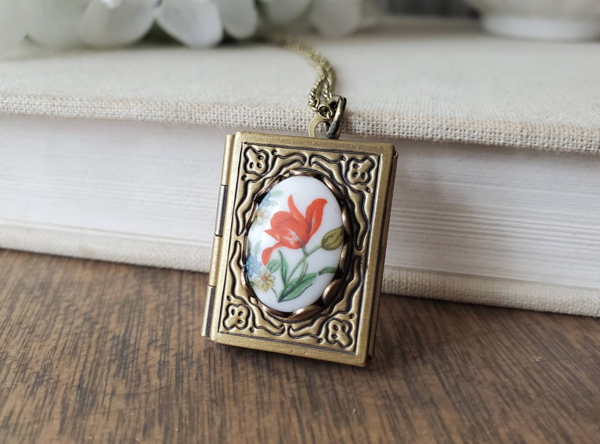 Buch Medaillon Halskette in Bronze Mit Blumen Cabochon von TheWildPoppyjewelco