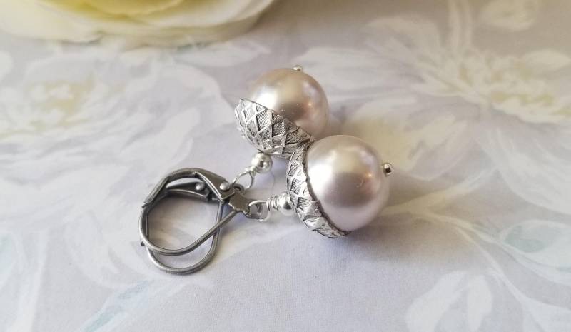 Eichel Ohrringe in Antikem Silber Mit Rosa Perlen von TheWildPoppyjewelco