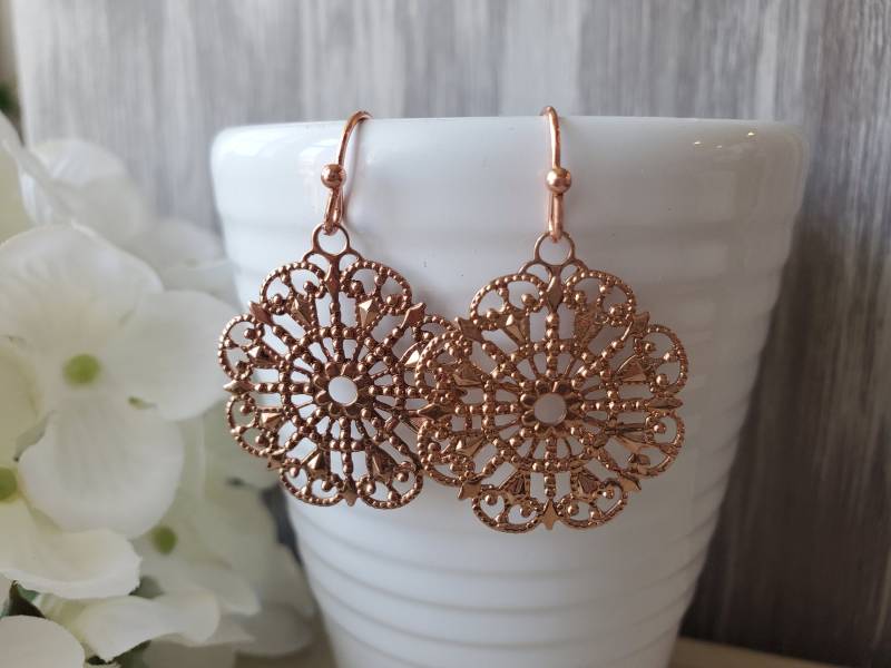 Filigrane Spitzen Ohrringe in Roségold von TheWildPoppyjewelco