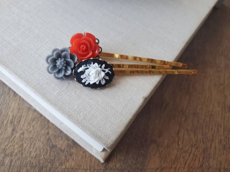Rose Cabochon Haarnadel Set Accessoires in Gold, Rot Und Schwarz Blumen von TheWildPoppyjewelco