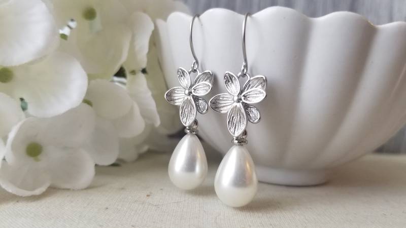 Silber Rhodium Blume Ohrringe Mit Perlentropfen von TheWildPoppyjewelco